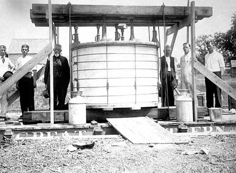 Record cheese, six-thousand pounds, Pine Island Minnesota, 1920